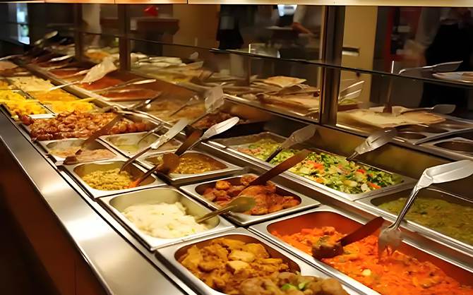 工地飯堂十二元套餐就餐現場圖片