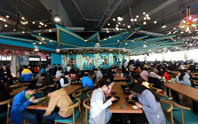 高校食堂承包行業整體資金投入在裝修上,以圖為例,學校食堂環境優美。