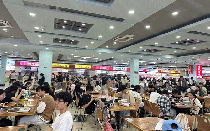 封閉式學(xué)校食堂中午用餐現(xiàn)場圖片