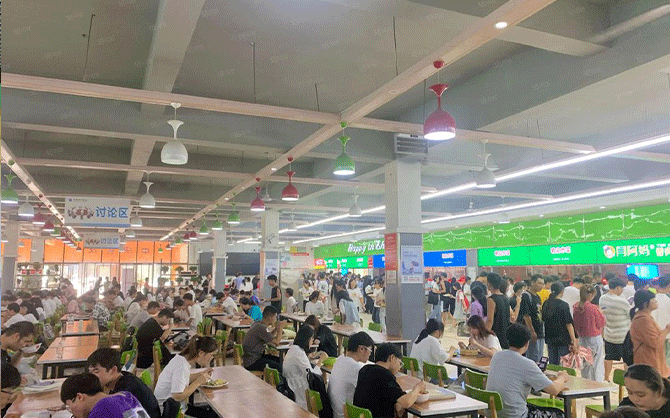 學(xué)校飯?zhí)贸邪?wù)現(xiàn)場圖片