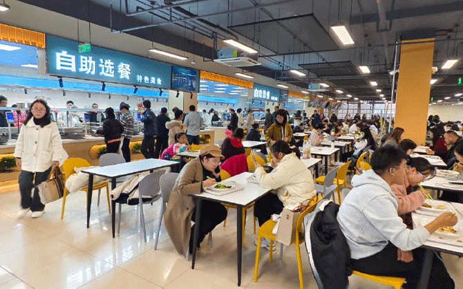 味萊客餐飲公司案例中寫字樓食堂中午開餐現場圖片