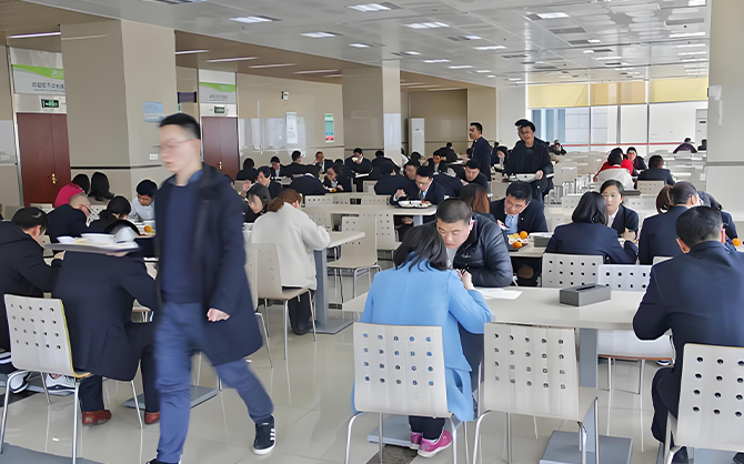 承包學校食堂的小舅子